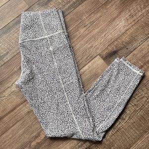 Athleta Salutation Stash Pocket ll Textured 7/8 Tight.